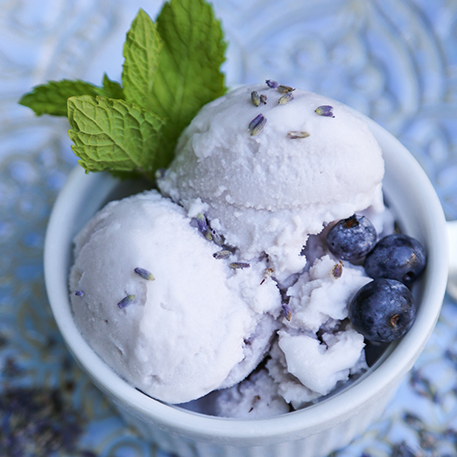 Helado de lavanda y arándanos